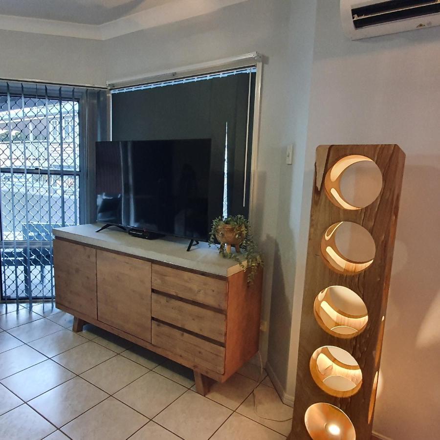 Villa Venezia Apt 3 - Spacious Hervey Bay Beachfront Apartment מראה חיצוני תמונה