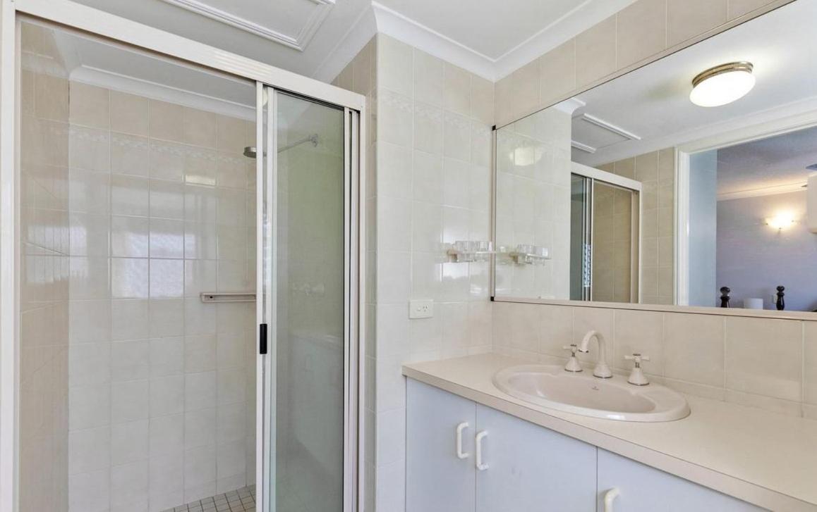 Villa Venezia Apt 3 - Spacious Hervey Bay Beachfront Apartment מראה חיצוני תמונה